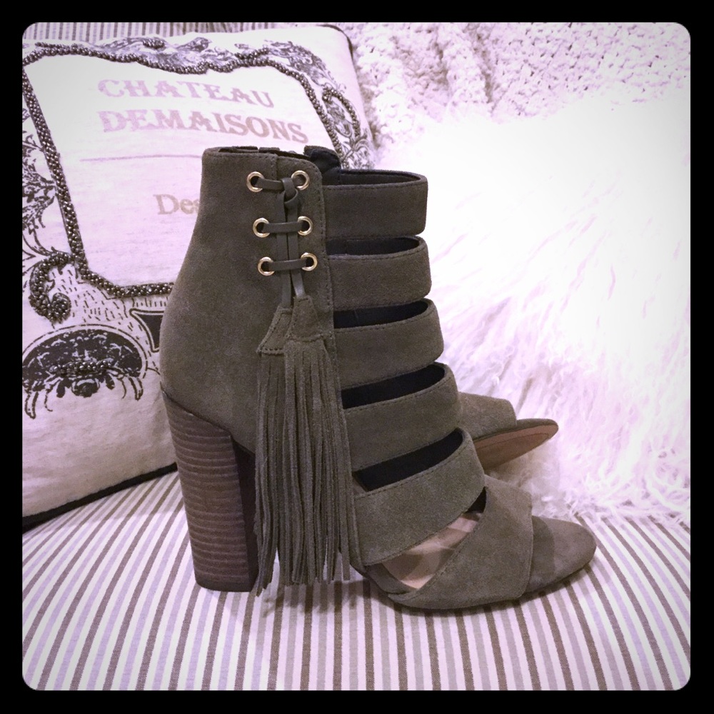 EUC Olive/ green suede sandals / booties Guess 5.5